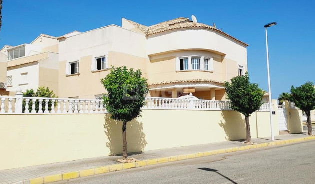 Villa - Odsprzedaż - Torrevieja - BAÑOS DE EUROPA LAS TORRETAS