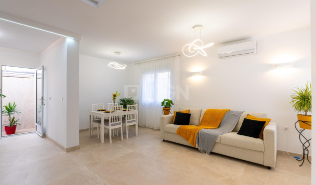 Villa - Odsprzedaż - Torrevieja - Punta Prima