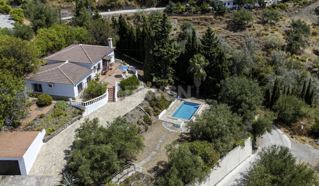 Villa - Resale - Alcaucín - Inland