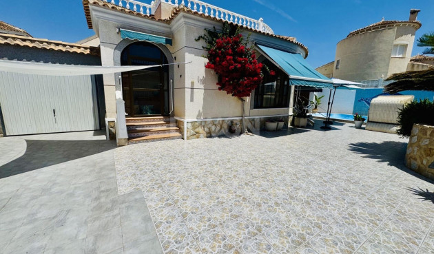 Villa - Resale - Torrevieja - La Siesta - El Salado - Torreta