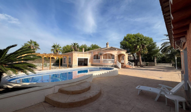 Villa - Wiederverkauf - Dolores - Cmno. Escorredor