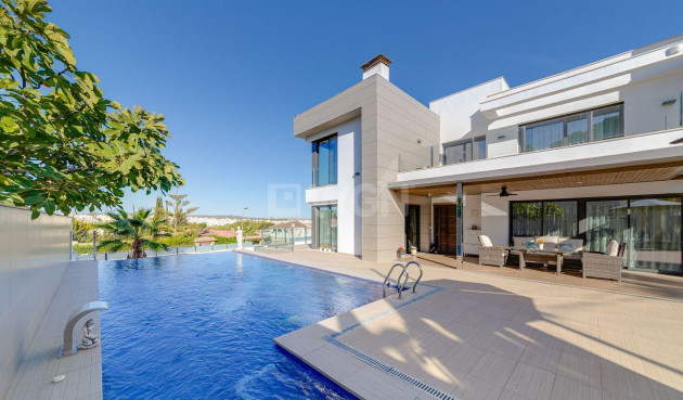 Villa - Wiederverkauf - Torrevieja - 18034