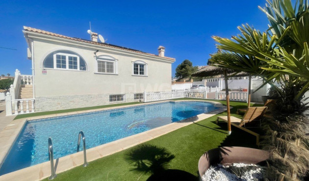 Villa - Wiederverkauf - Urb. La Marina - Inland