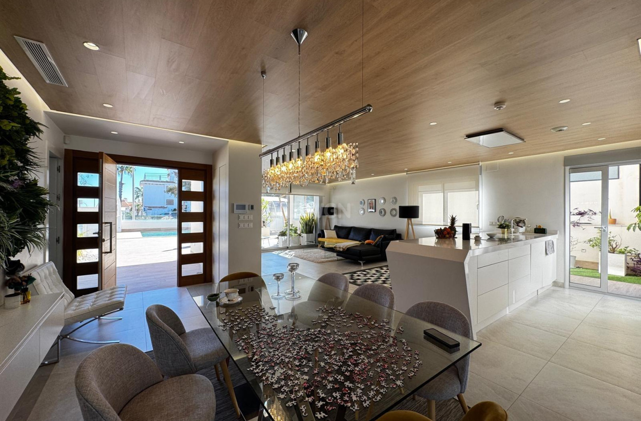 Odsprzedaż - Villa - Orihuela Costa - Campoamor