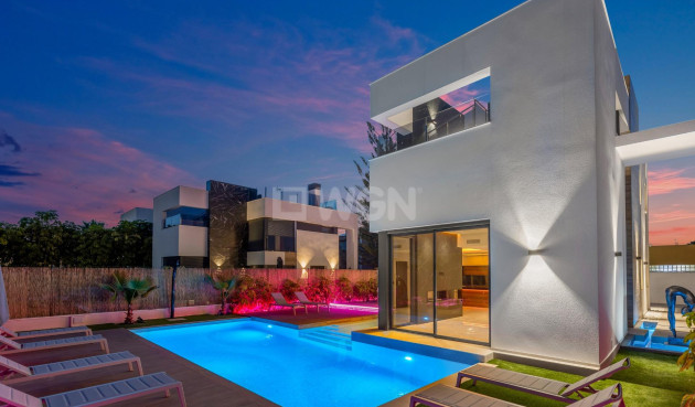 Odsprzedaż - Villa - Torrevieja - Torreta Florida