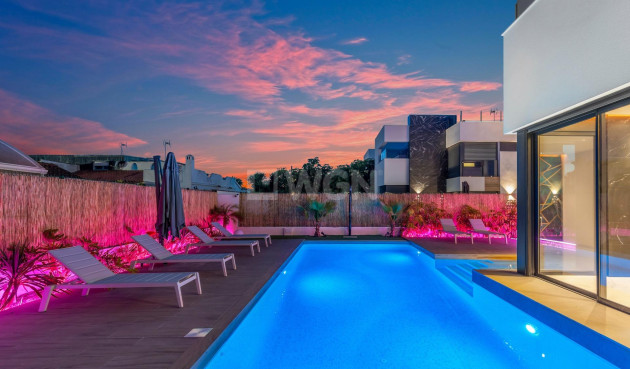 Odsprzedaż - Villa - Torrevieja - Torreta Florida