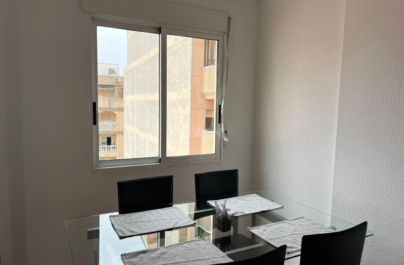 Odsprzedaż - Mieszkanie w bloku - Torrevieja - Centro