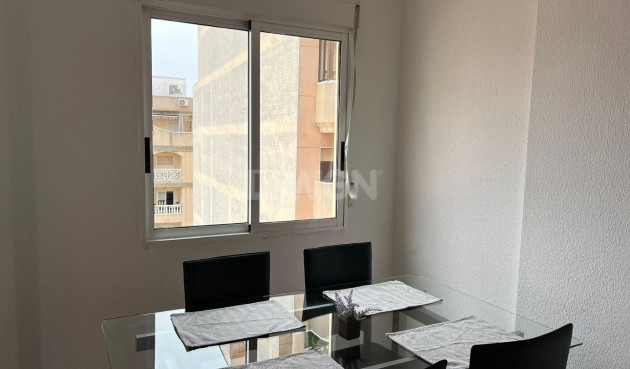 Odsprzedaż - Mieszkanie w bloku - Torrevieja - Centro