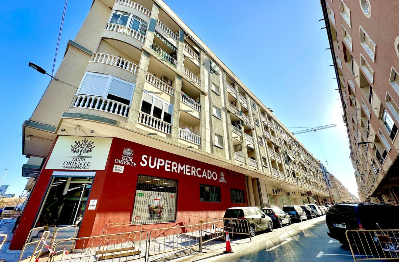 Odsprzedaż - Mieszkanie w bloku - Torrevieja - Centro