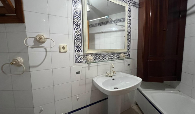 Odsprzedaż - Mieszkanie w bloku - Torrevieja - Playa de los Locos