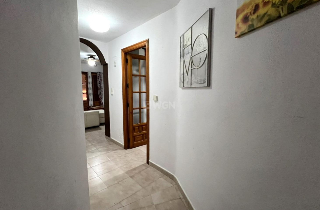 Odsprzedaż - Mieszkanie w bloku - Torrevieja - Playa de los Locos
