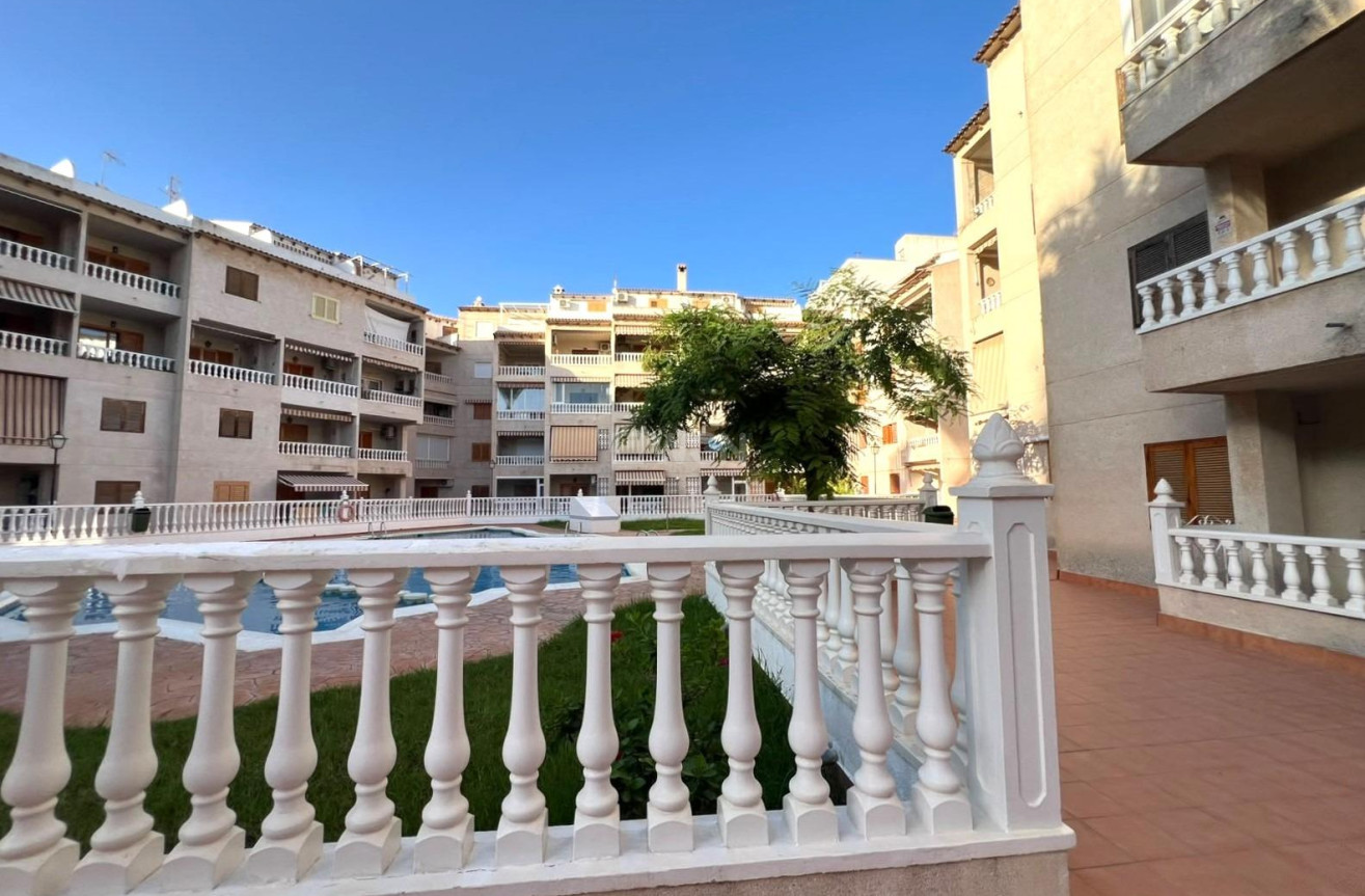 Odsprzedaż - Mieszkanie w bloku - Torrevieja - Playa de los Locos