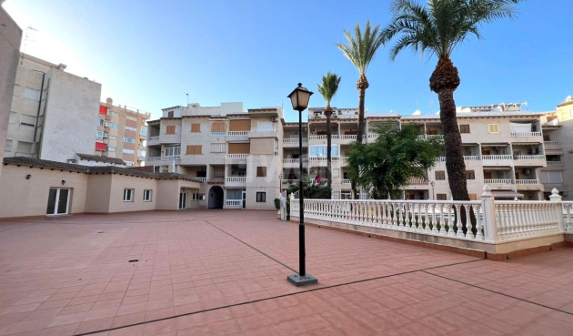 Odsprzedaż - Mieszkanie w bloku - Torrevieja - Playa de los Locos