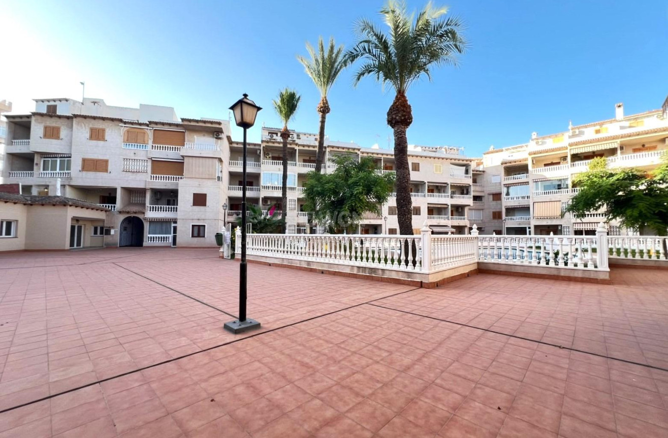 Odsprzedaż - Mieszkanie w bloku - Torrevieja - Playa de los Locos