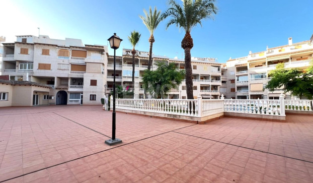 Odsprzedaż - Mieszkanie w bloku - Torrevieja - Playa de los Locos
