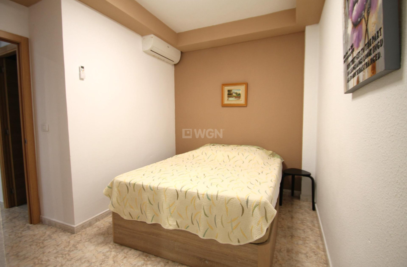 Odsprzedaż - Mieszkanie w bloku - Torrevieja - Playa De Los Naufragos