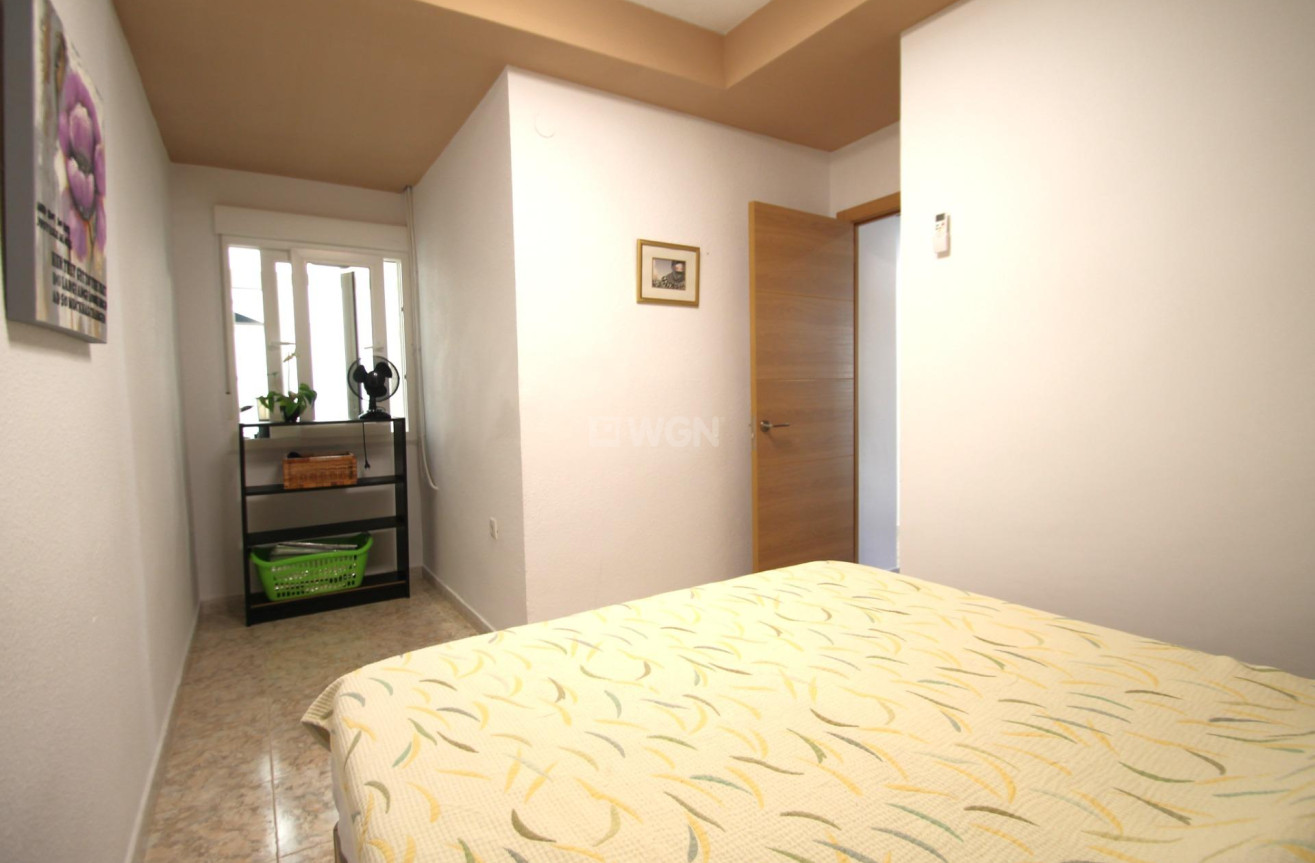 Odsprzedaż - Mieszkanie w bloku - Torrevieja - Playa De Los Naufragos
