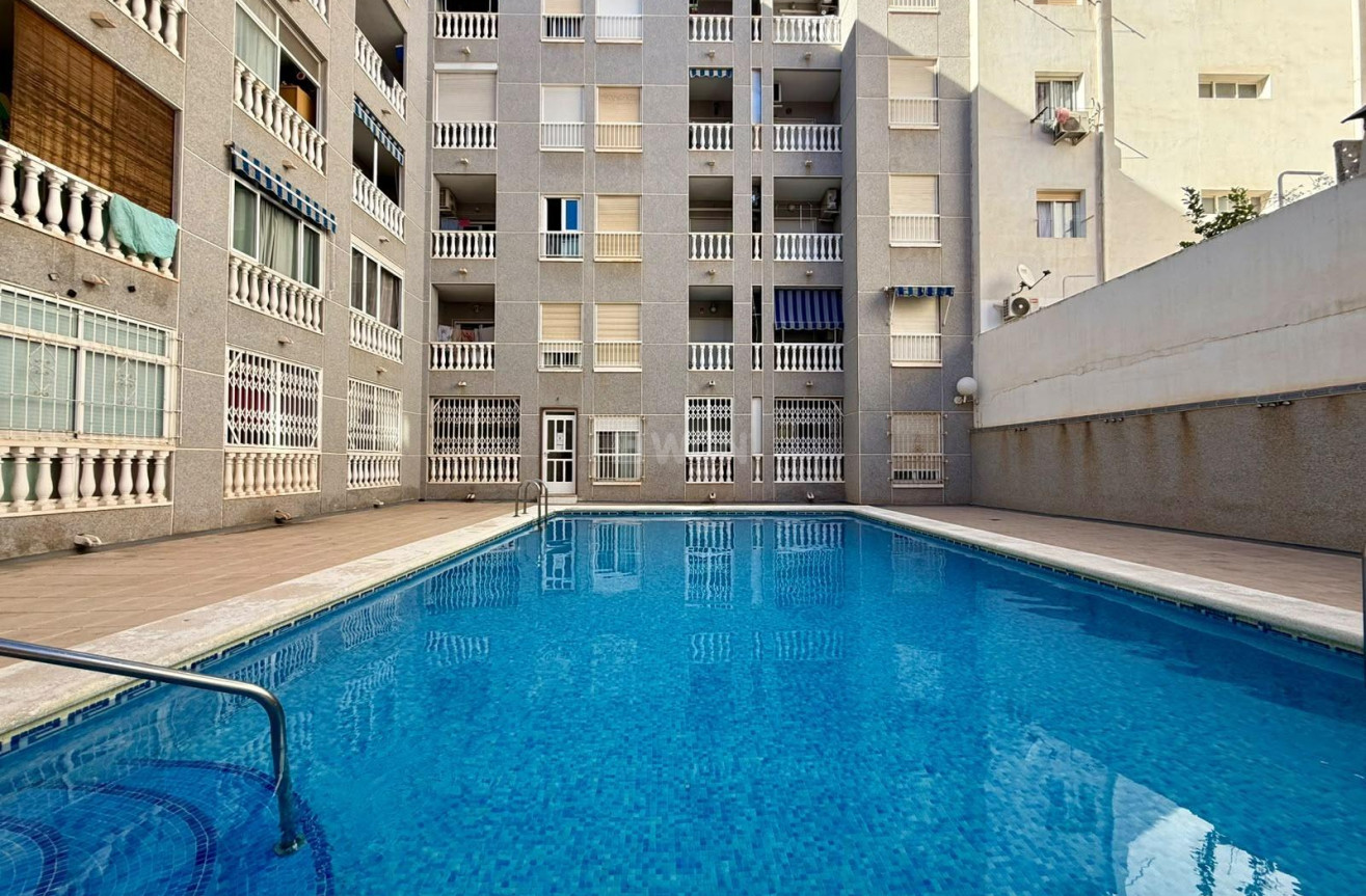 Odsprzedaż - Mieszkanie w bloku - Torrevieja - Playa de los Locos
