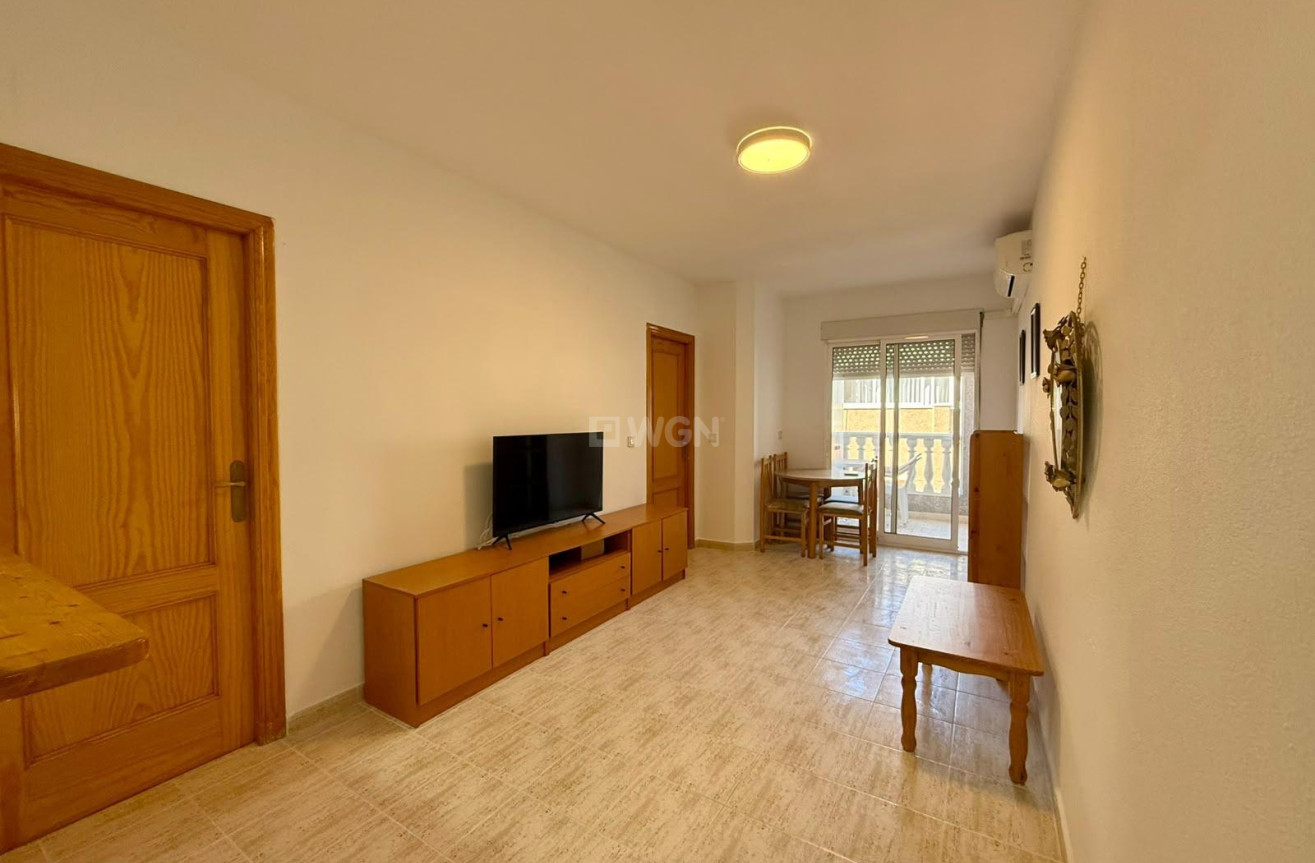 Odsprzedaż - Mieszkanie w bloku - Torrevieja - Playa de los Locos