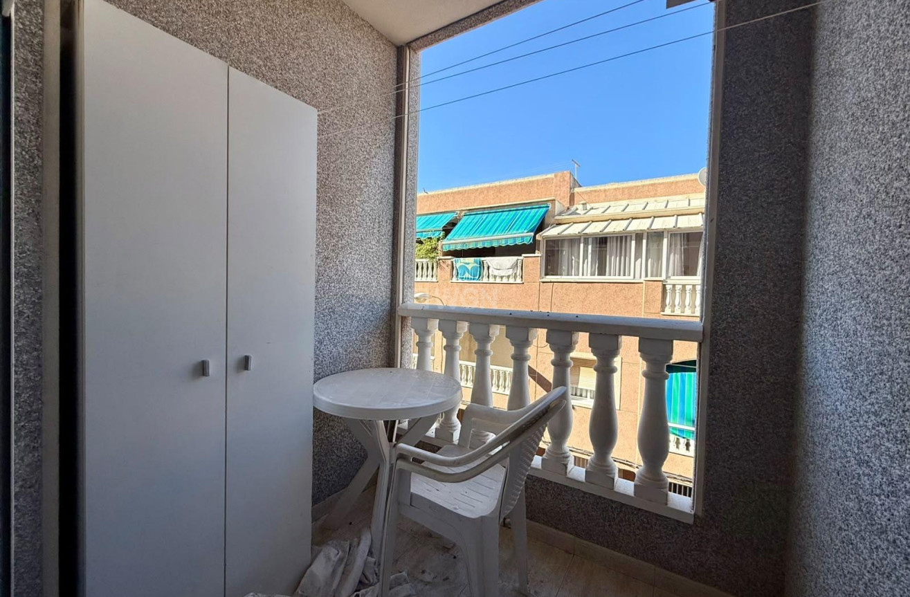 Odsprzedaż - Mieszkanie w bloku - Torrevieja - Playa de los Locos
