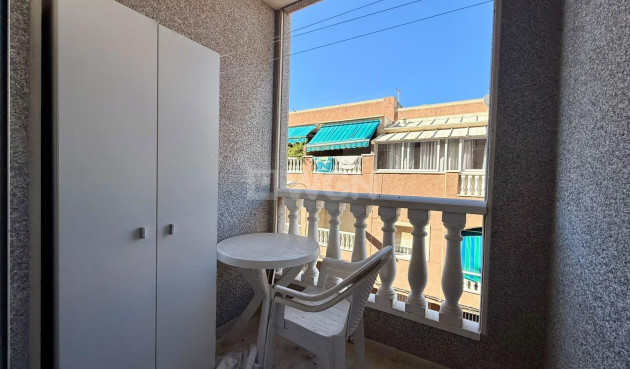 Odsprzedaż - Mieszkanie w bloku - Torrevieja - Playa de los Locos
