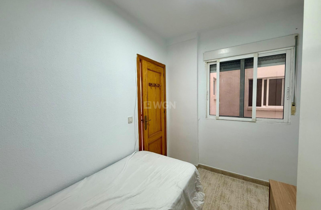Odsprzedaż - Mieszkanie w bloku - Torrevieja - Playa de los Locos