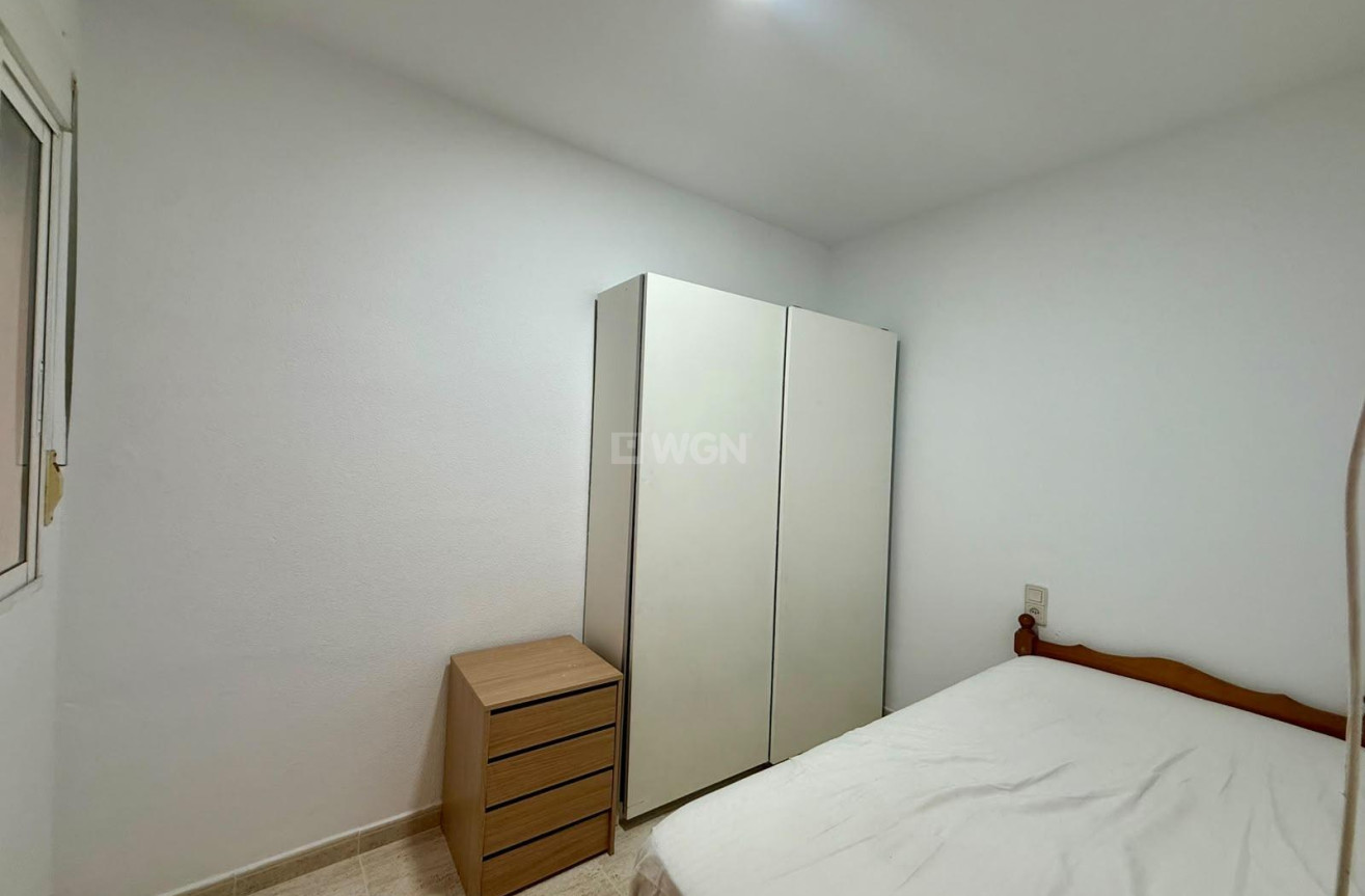 Odsprzedaż - Mieszkanie w bloku - Torrevieja - Playa de los Locos