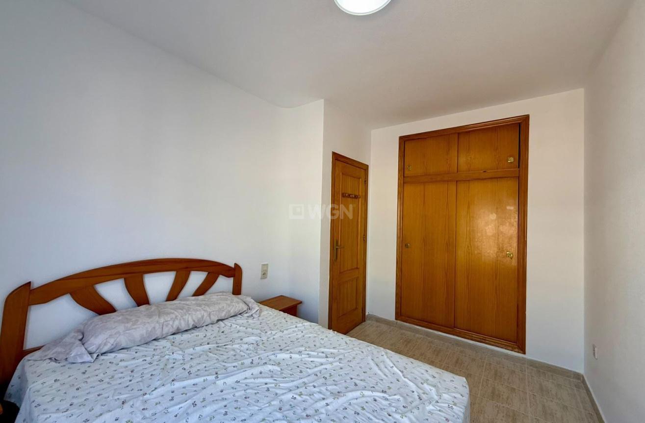 Odsprzedaż - Mieszkanie w bloku - Torrevieja - Playa de los Locos