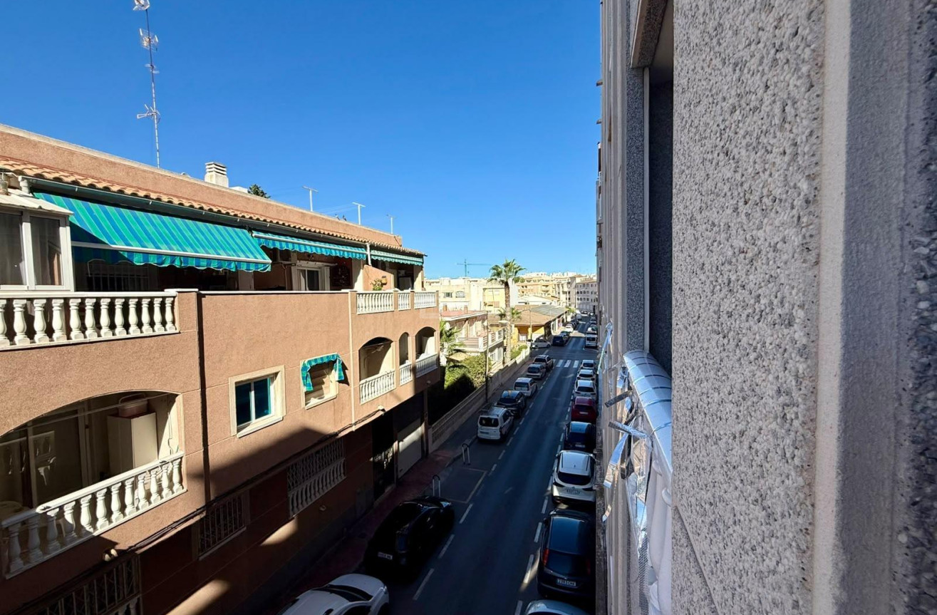 Odsprzedaż - Mieszkanie w bloku - Torrevieja - Playa de los Locos