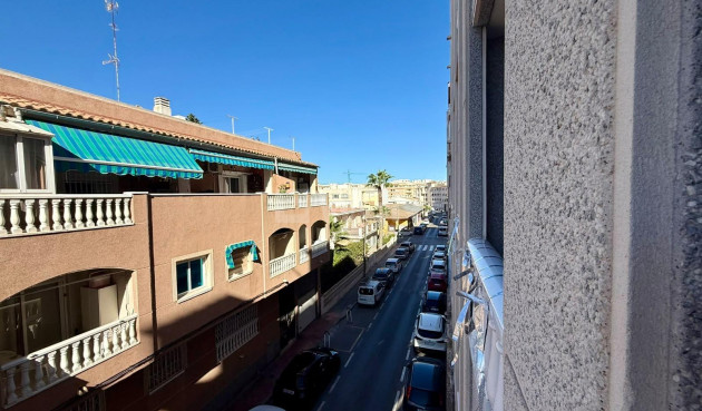 Odsprzedaż - Mieszkanie w bloku - Torrevieja - Playa de los Locos