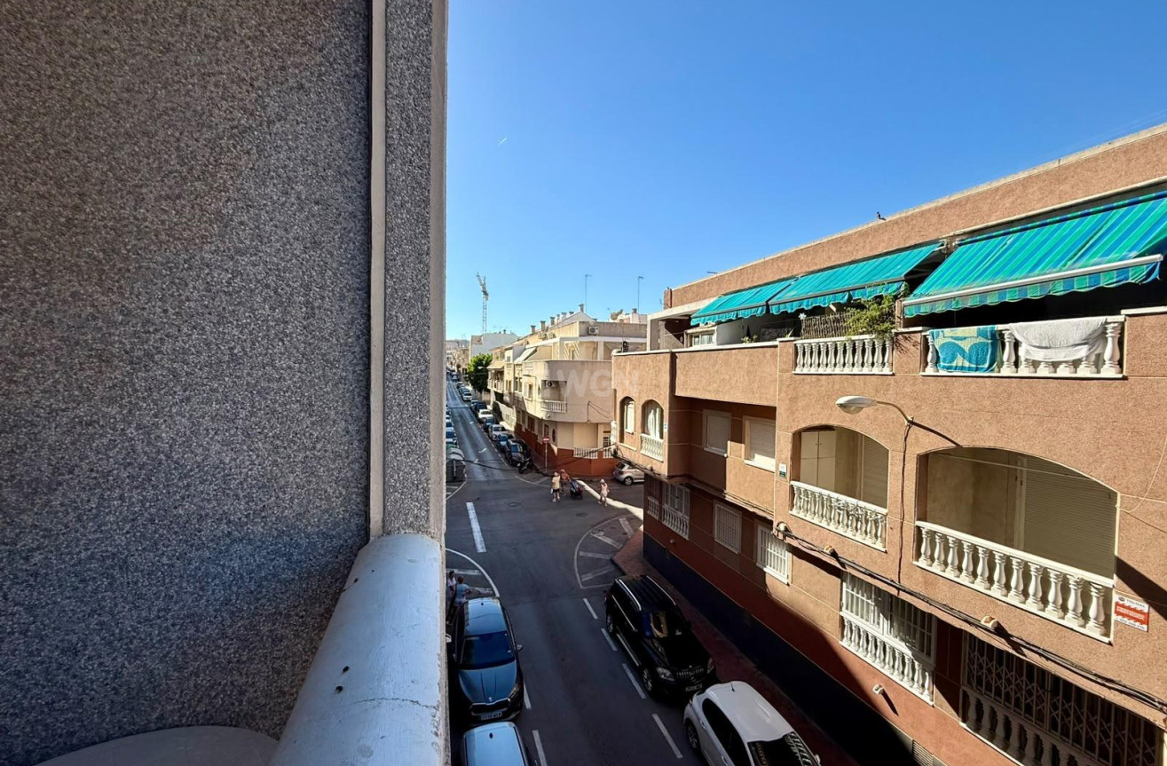 Odsprzedaż - Mieszkanie w bloku - Torrevieja - Playa de los Locos