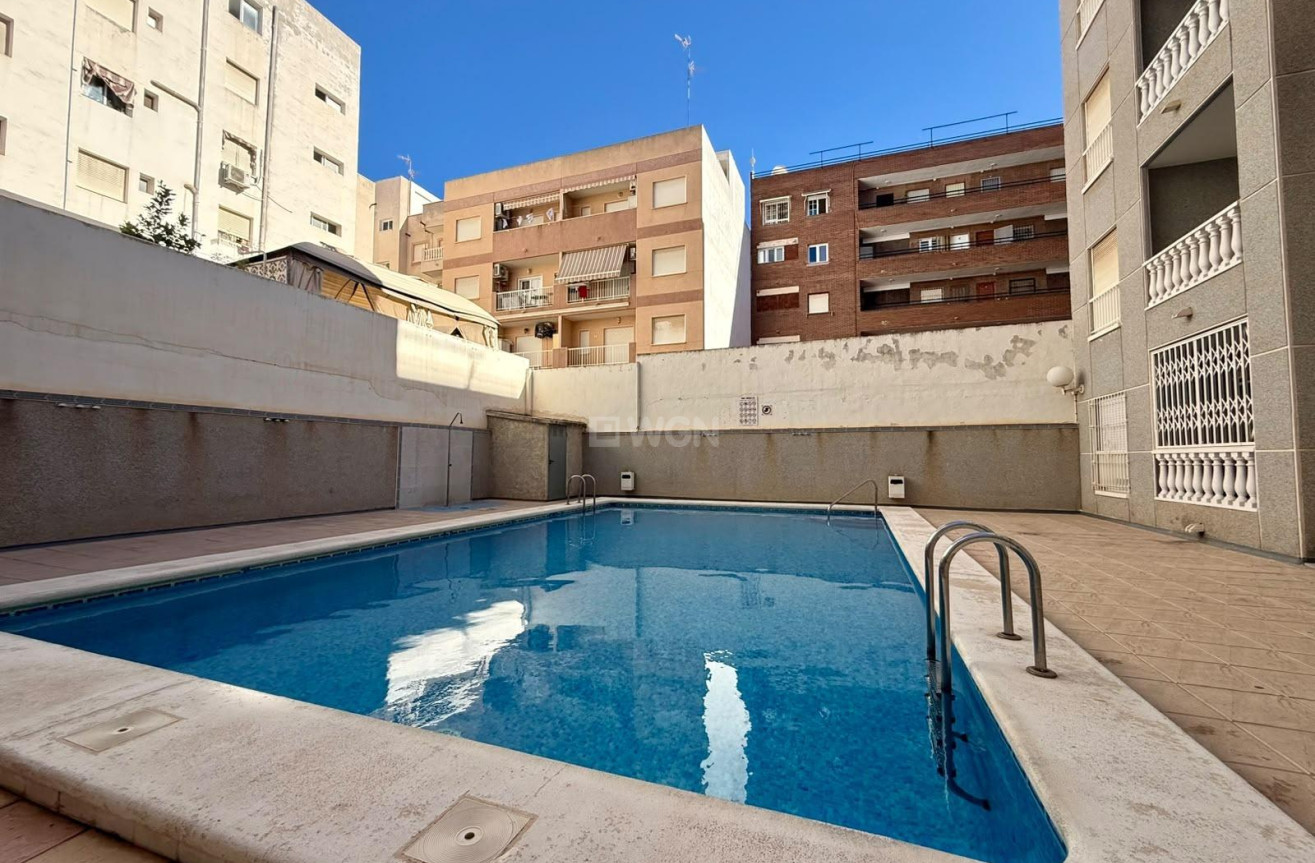 Odsprzedaż - Mieszkanie w bloku - Torrevieja - Playa de los Locos