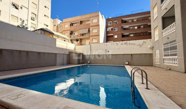 Odsprzedaż - Mieszkanie w bloku - Torrevieja - Playa de los Locos