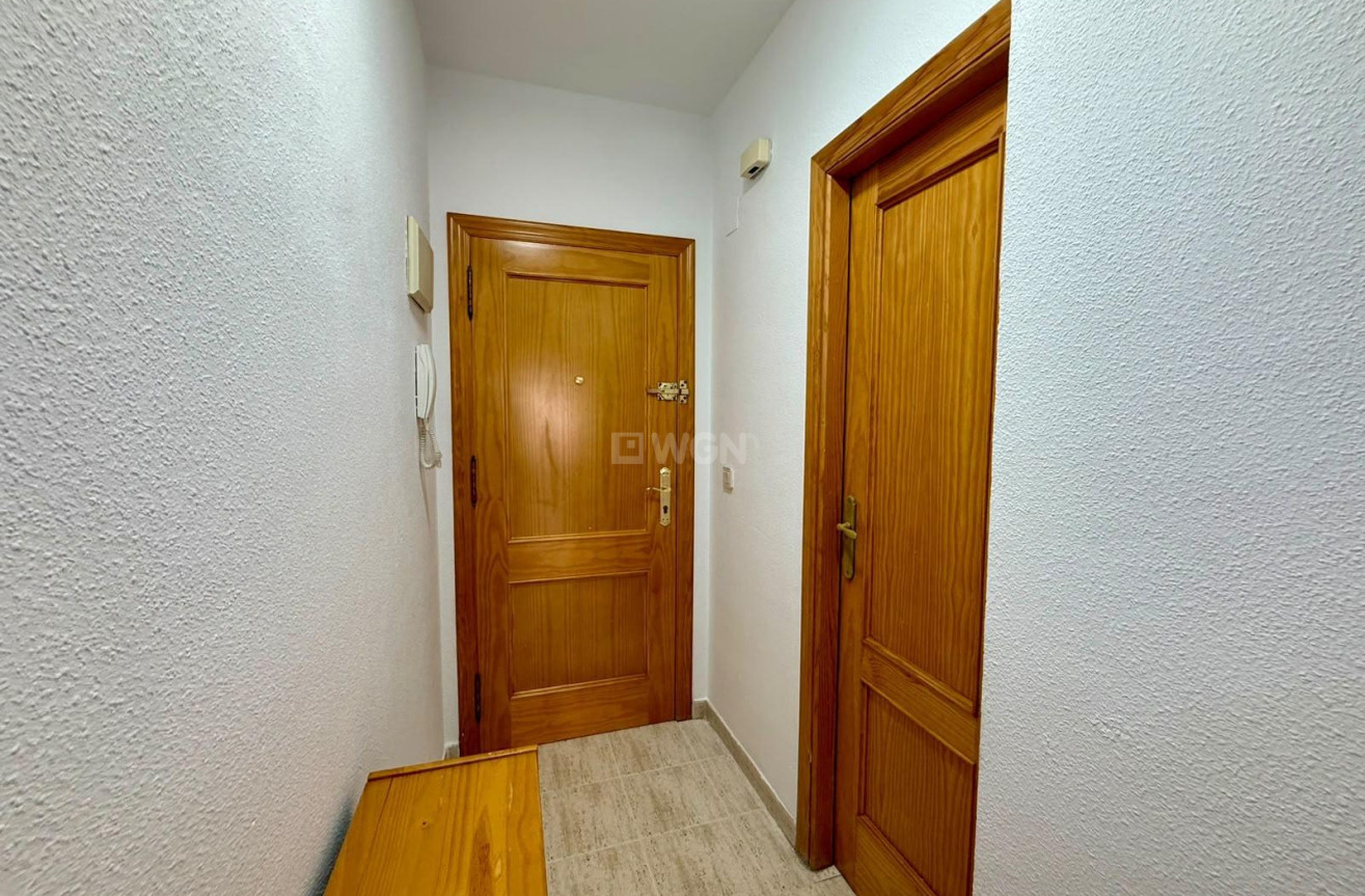 Odsprzedaż - Mieszkanie w bloku - Torrevieja - Playa de los Locos