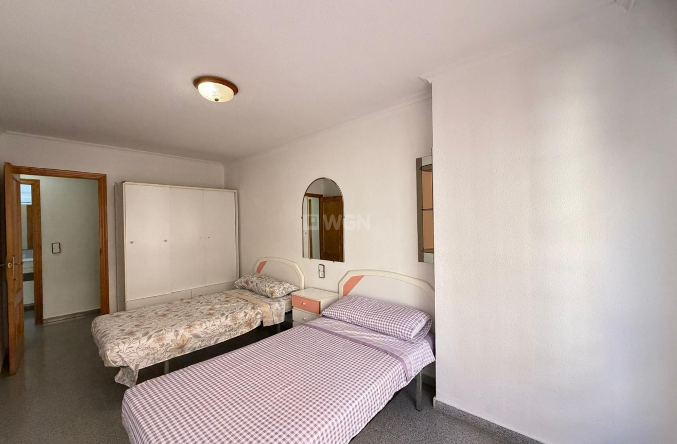 Odsprzedaż - Mieszkanie w bloku - Torrevieja - Playa del Cura