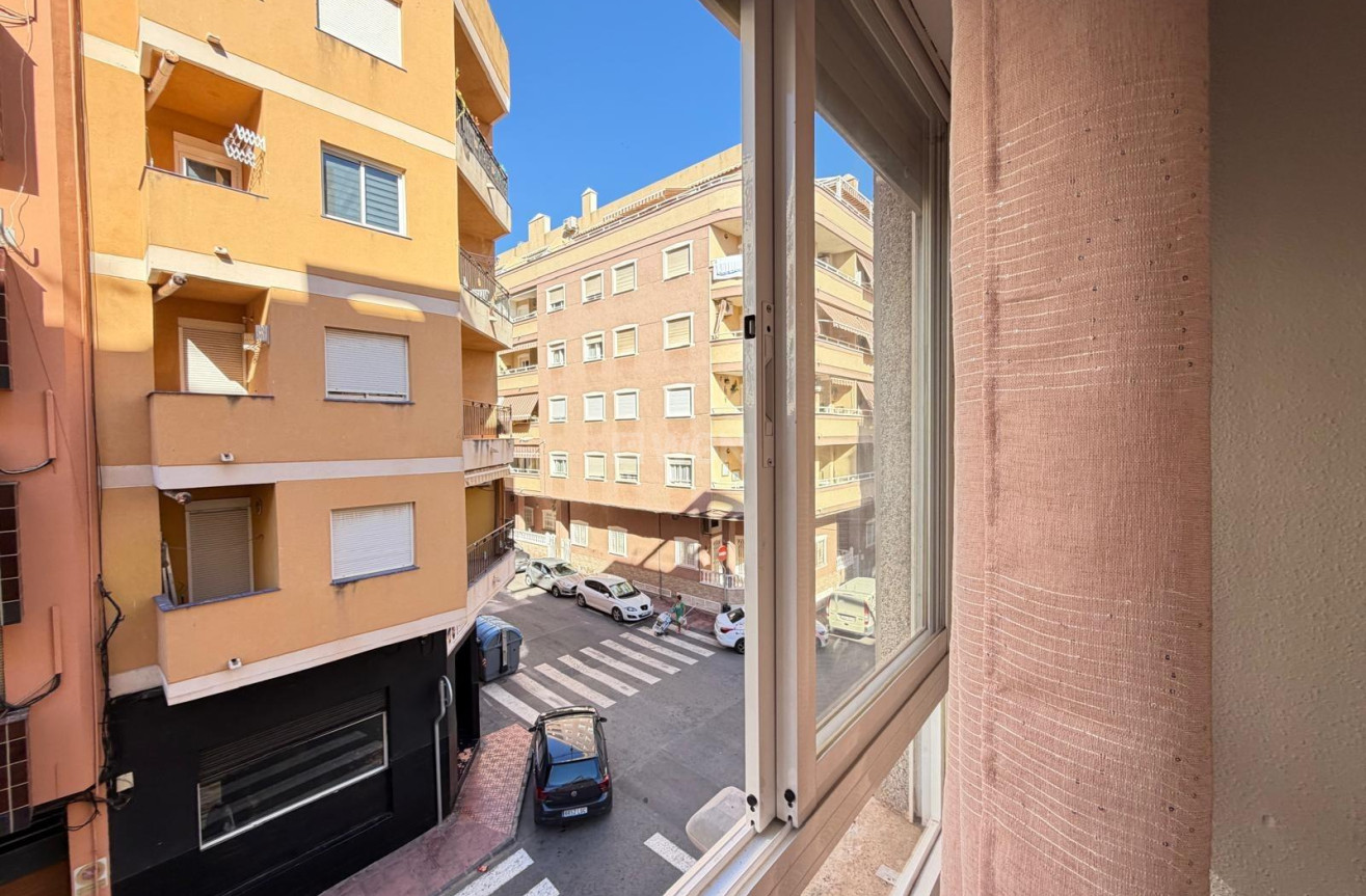 Odsprzedaż - Mieszkanie w bloku - Torrevieja - Playa del Cura