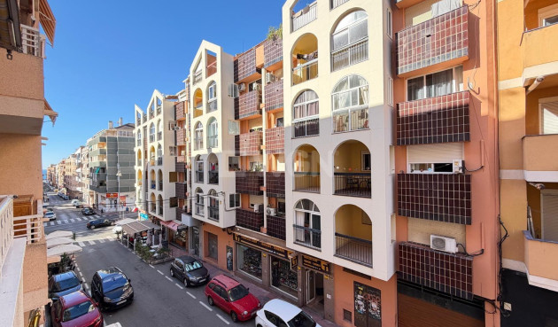 Odsprzedaż - Mieszkanie w bloku - Torrevieja - Playa del Cura