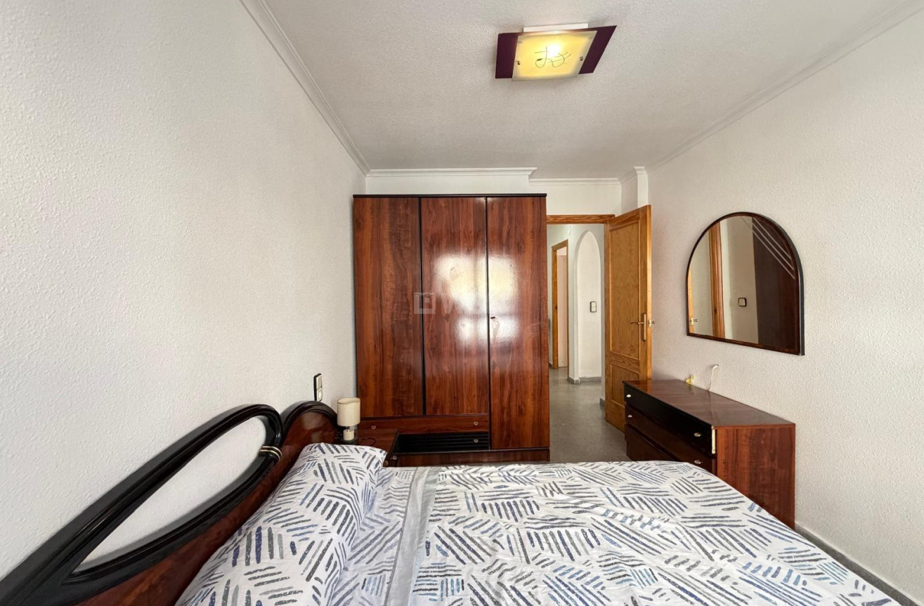 Odsprzedaż - Mieszkanie w bloku - Torrevieja - Playa del Cura