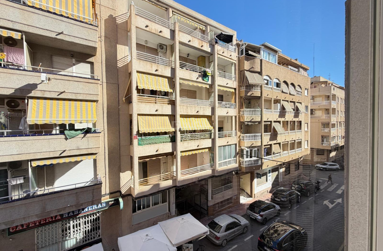 Odsprzedaż - Mieszkanie w bloku - Torrevieja - Playa del Cura