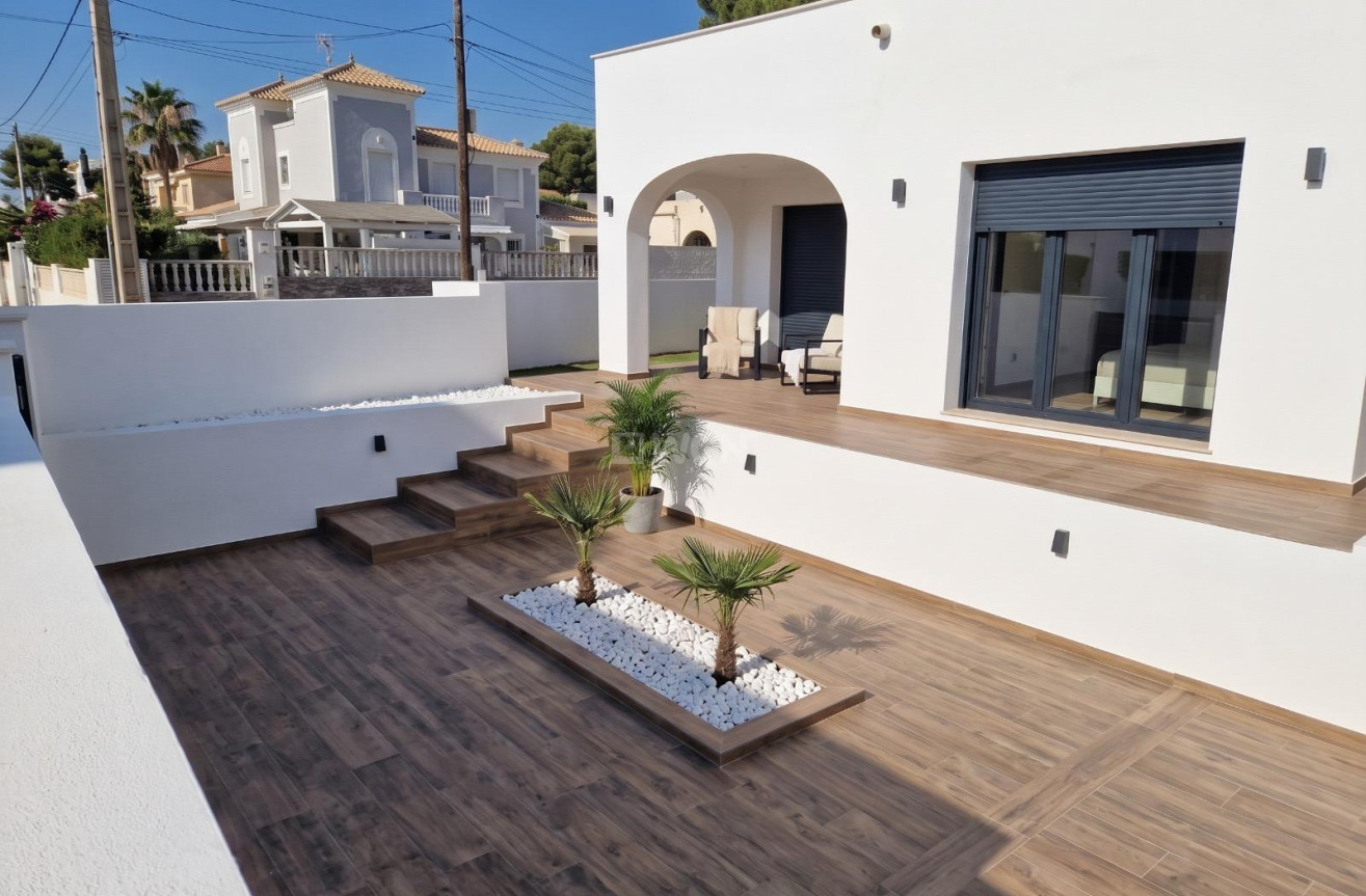 Resale - Villa - Torrevieja - Los Balcones - Los Altos del Edén