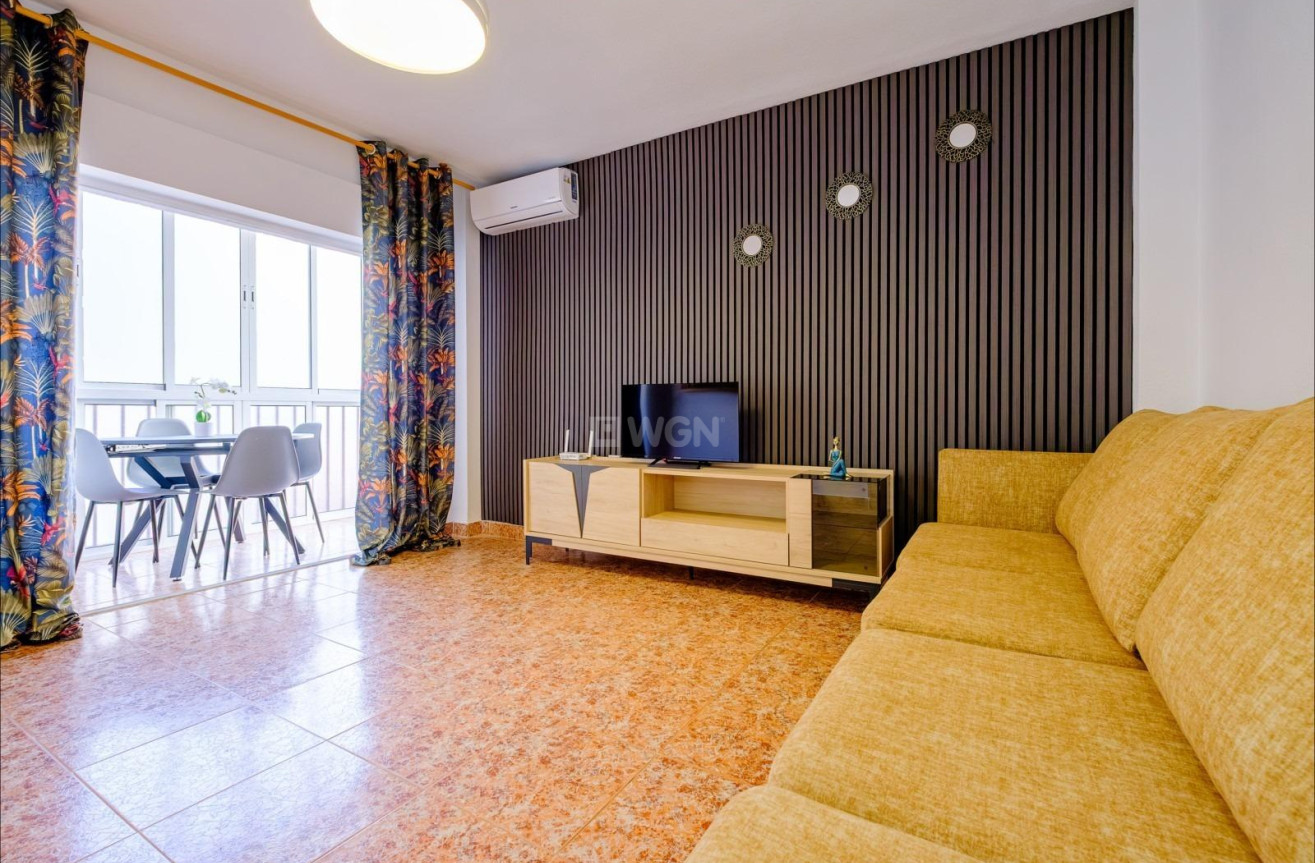 Odsprzedaż - Mieszkanie w bloku - Torrevieja - Playa del Cura
