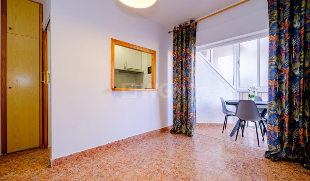Odsprzedaż - Mieszkanie w bloku - Torrevieja - Playa del Cura