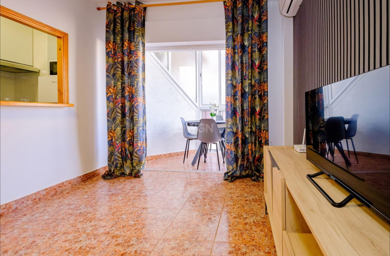 Odsprzedaż - Mieszkanie w bloku - Torrevieja - Playa del Cura