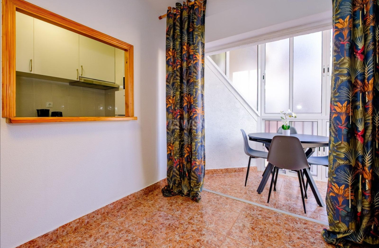 Odsprzedaż - Mieszkanie w bloku - Torrevieja - Playa del Cura