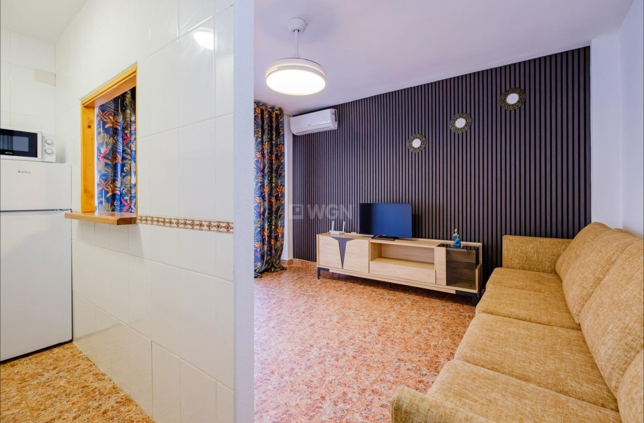 Odsprzedaż - Mieszkanie w bloku - Torrevieja - Playa del Cura