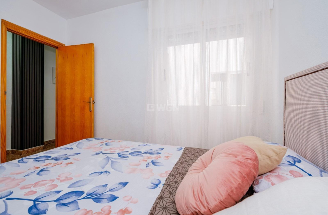 Odsprzedaż - Mieszkanie w bloku - Torrevieja - Playa del Cura