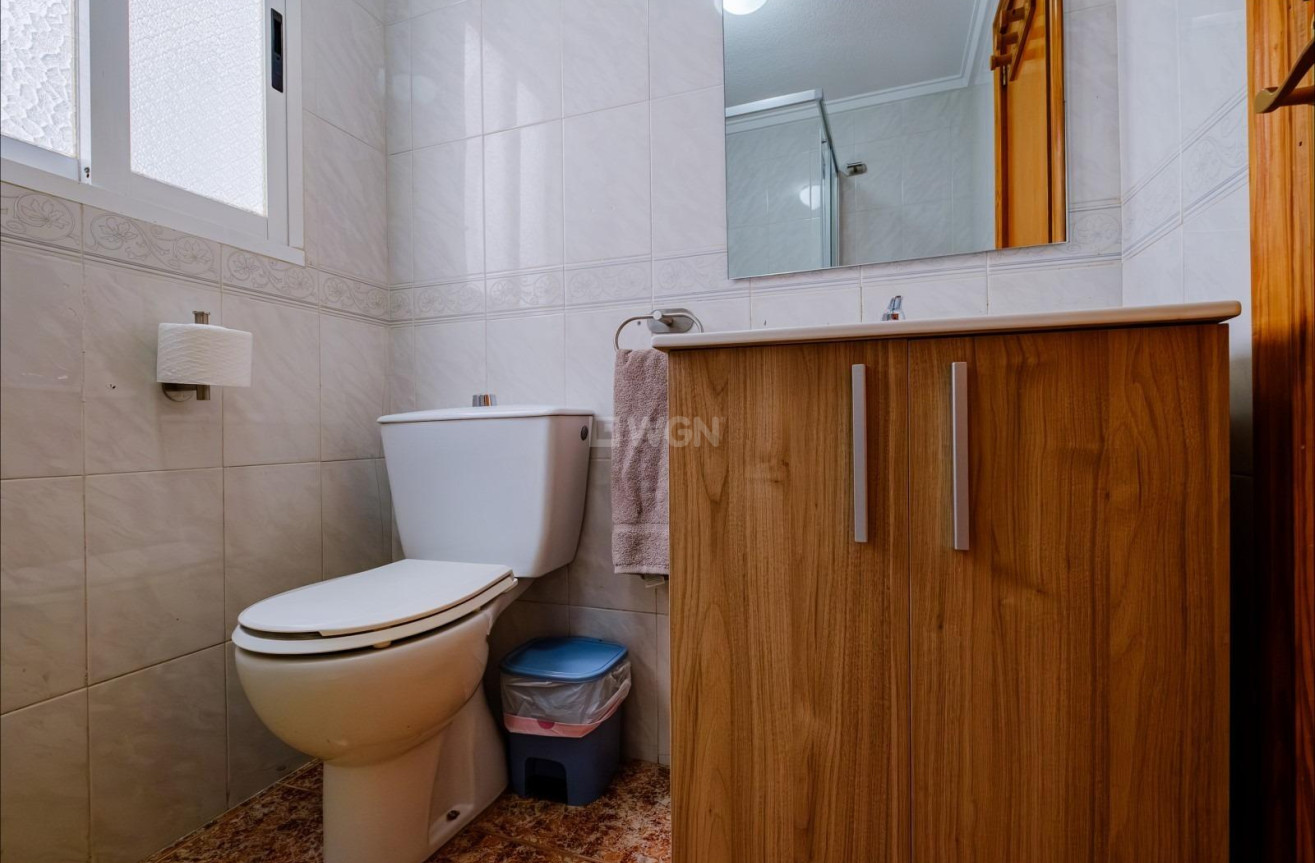 Odsprzedaż - Mieszkanie w bloku - Torrevieja - Playa del Cura