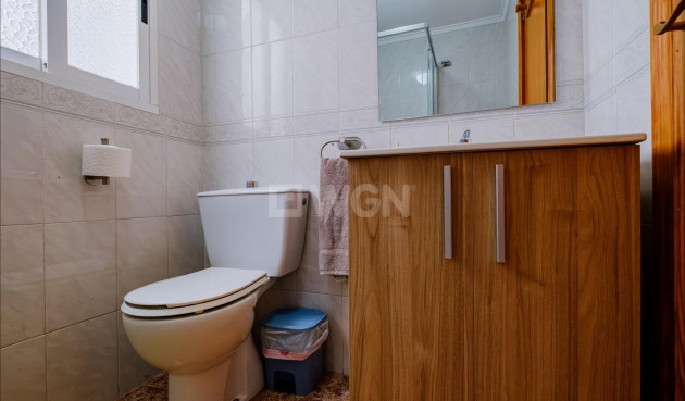Odsprzedaż - Mieszkanie w bloku - Torrevieja - Playa del Cura