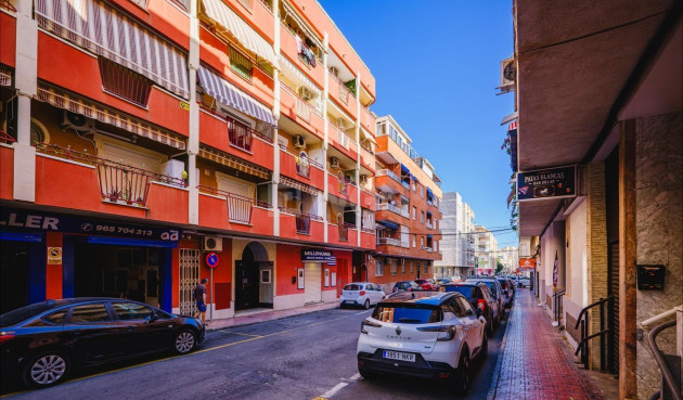 Odsprzedaż - Mieszkanie w bloku - Torrevieja - Playa del Cura