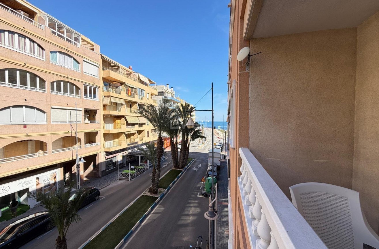 Odsprzedaż - Mieszkanie w bloku - Torrevieja - Playa del Cura